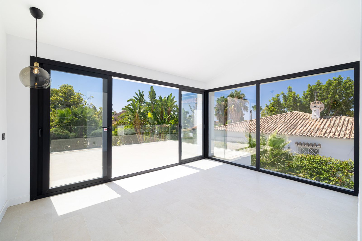 4 Bedroom Villa in San Pedro de Alcántara - Photo 29