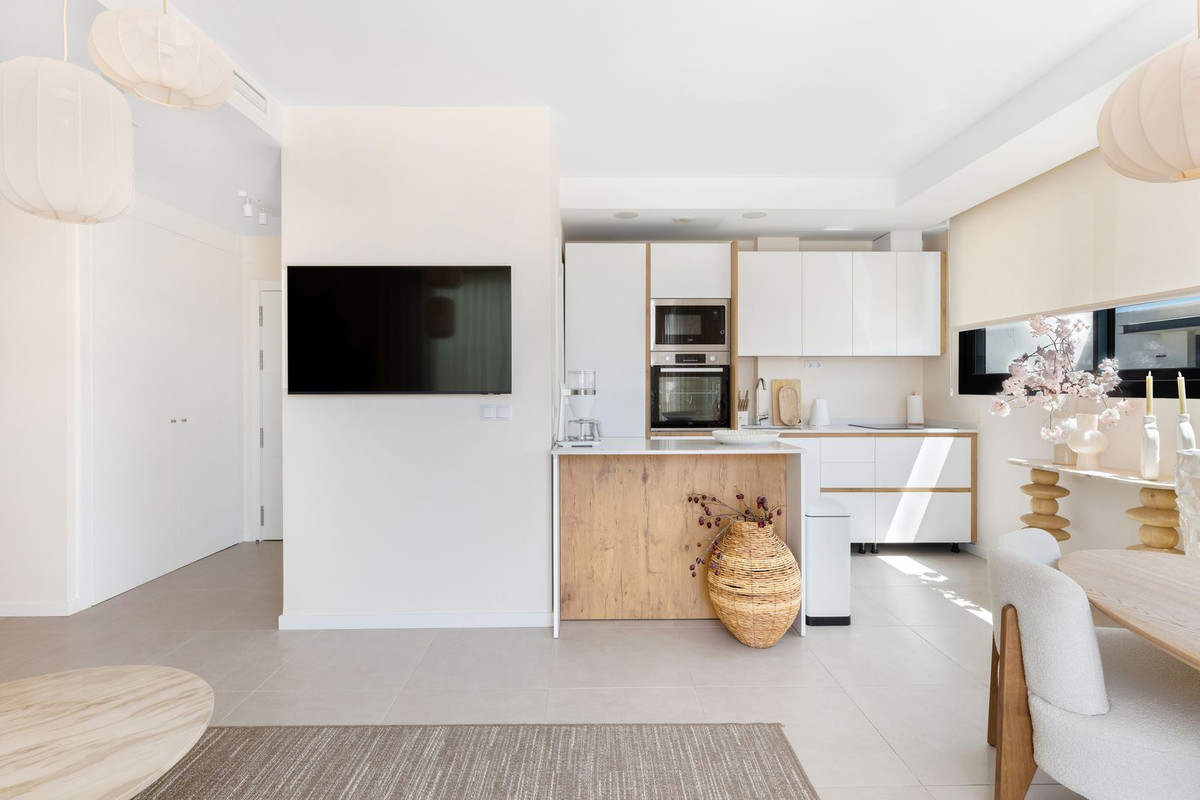 2 Bedroom Penthouse in Estepona - Photo 8