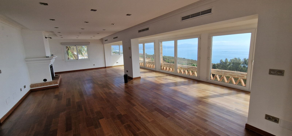 5 Bedroom Villa in Manilva