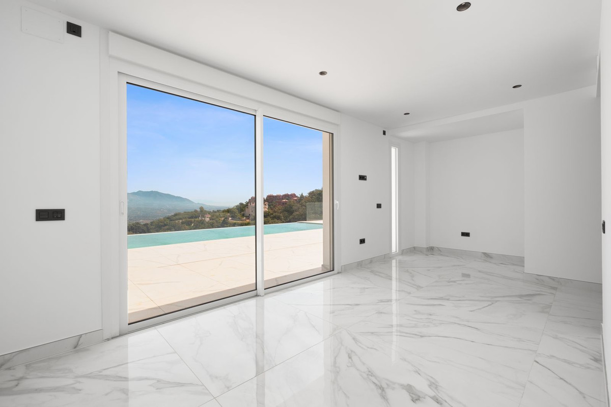 4 Bedroom Villa in Marbella - Photo 21