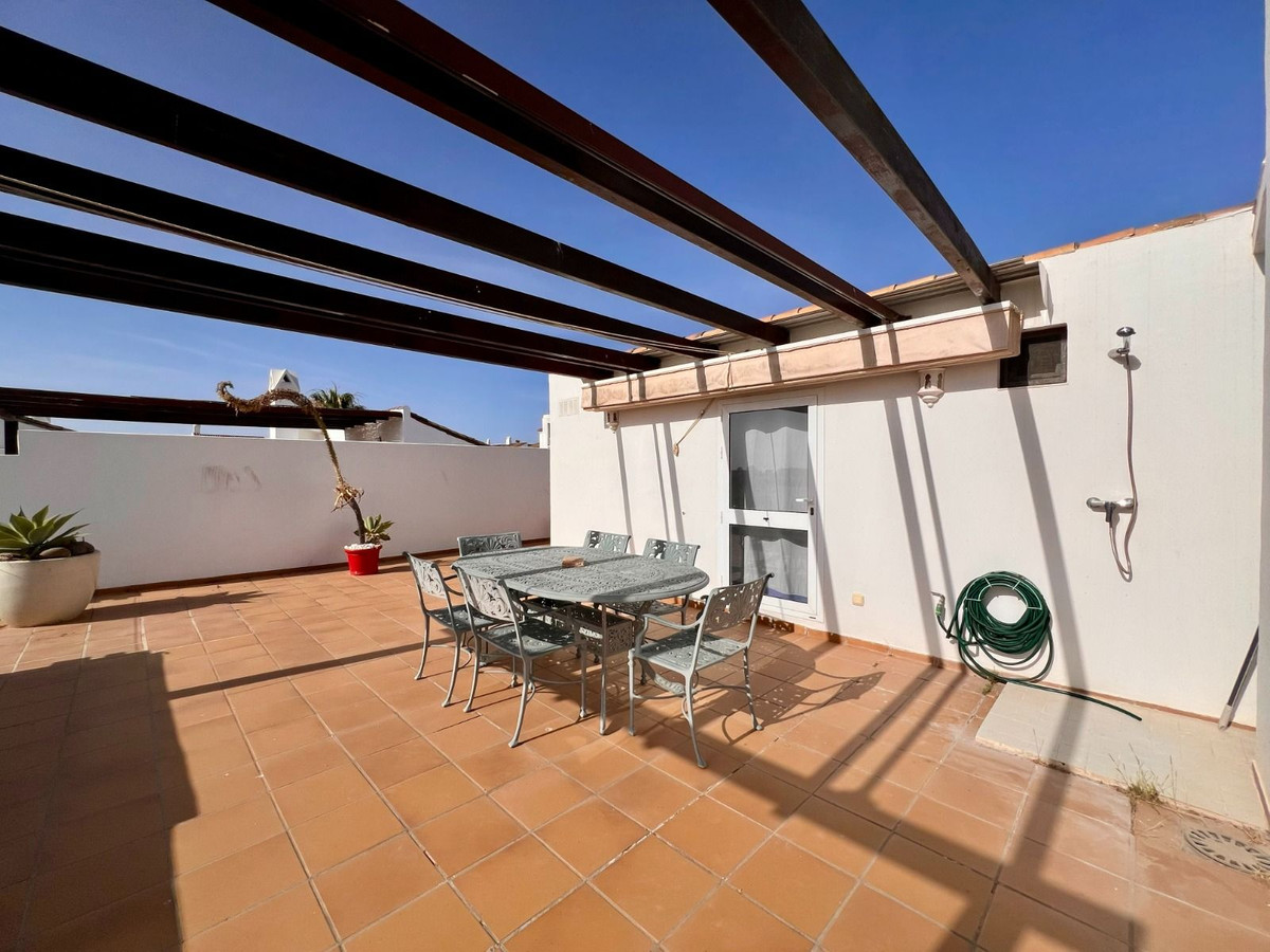 3 Bedroom Penthouse in Estepona - Photo 25