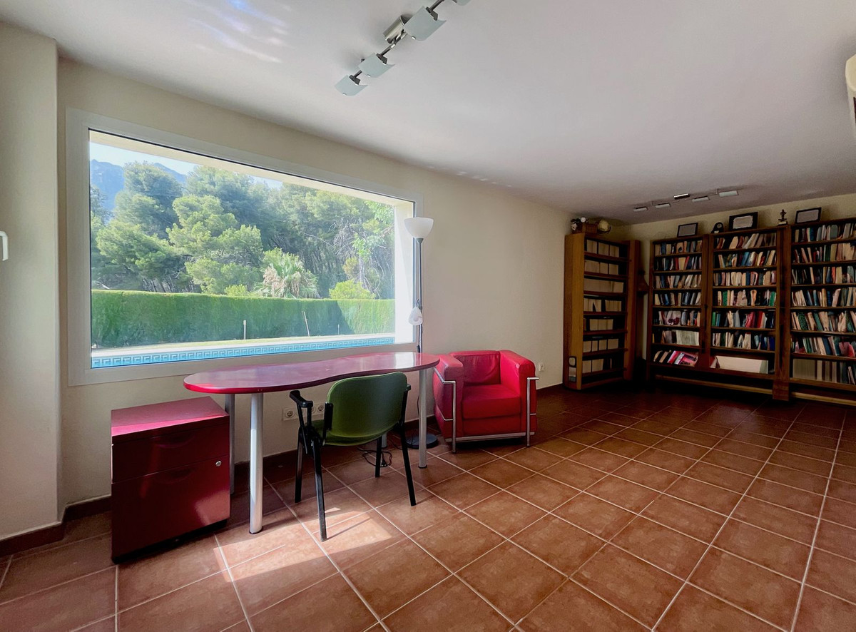 6 Bedroom Villa in Marbella - Photo 17