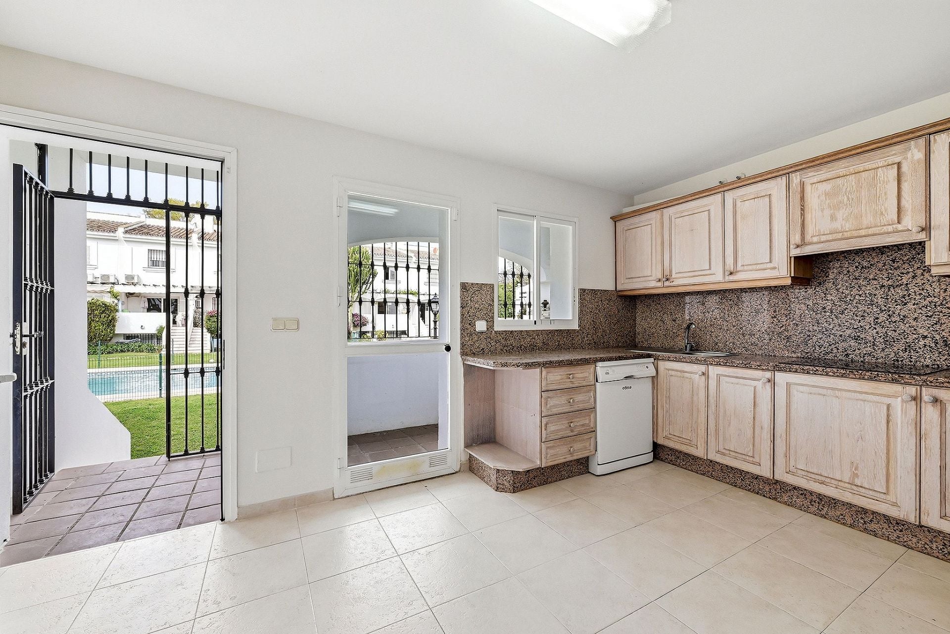 4 Bedroom Townhouse in Marbella - Photo 8