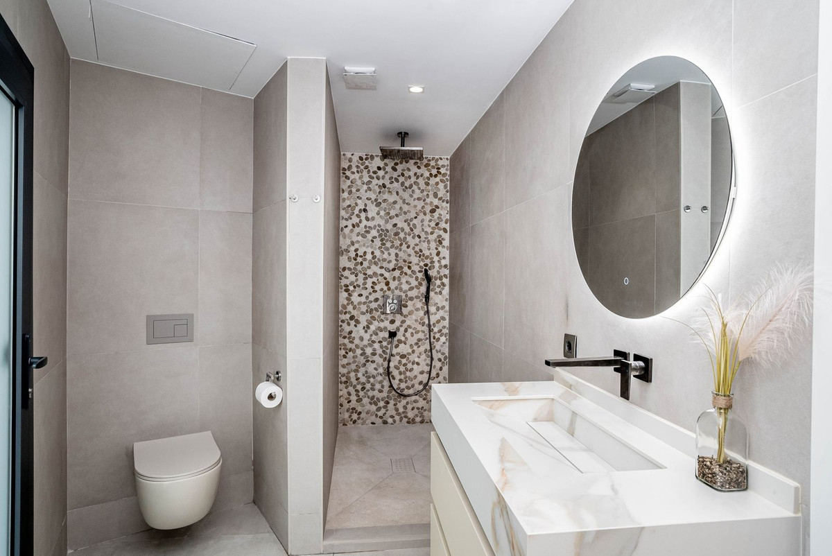 6 Bedroom Villa in Marbella - Photo 27