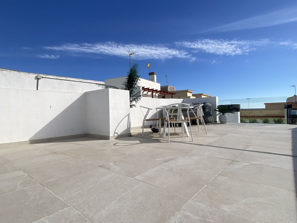 2 Bedroom Apartment in Estepona - Photo 24