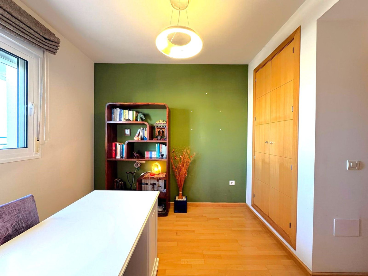4 Bedroom Penthouse in Torremolinos - Photo 30