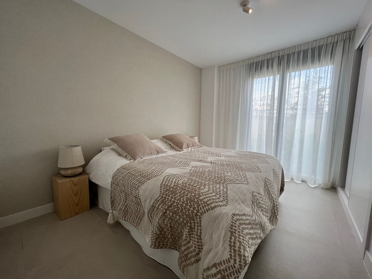 4 Bedroom Apartment in Estepona - Photo 22