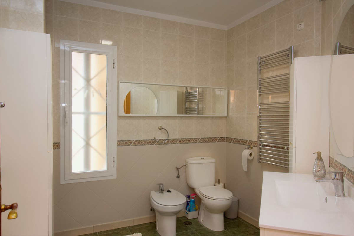 5 Bedroom Villa in Coín - Photo 18