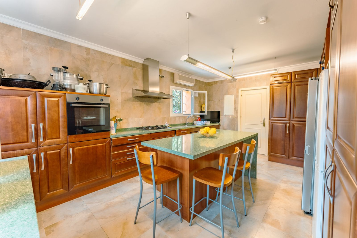 4 Bedroom Villa in San Pedro de Alcántara - Photo 6