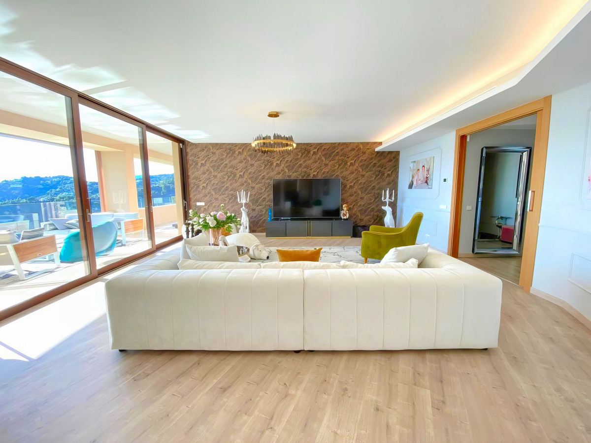 4 Bedroom Apartment in Benahavís - Photo 2