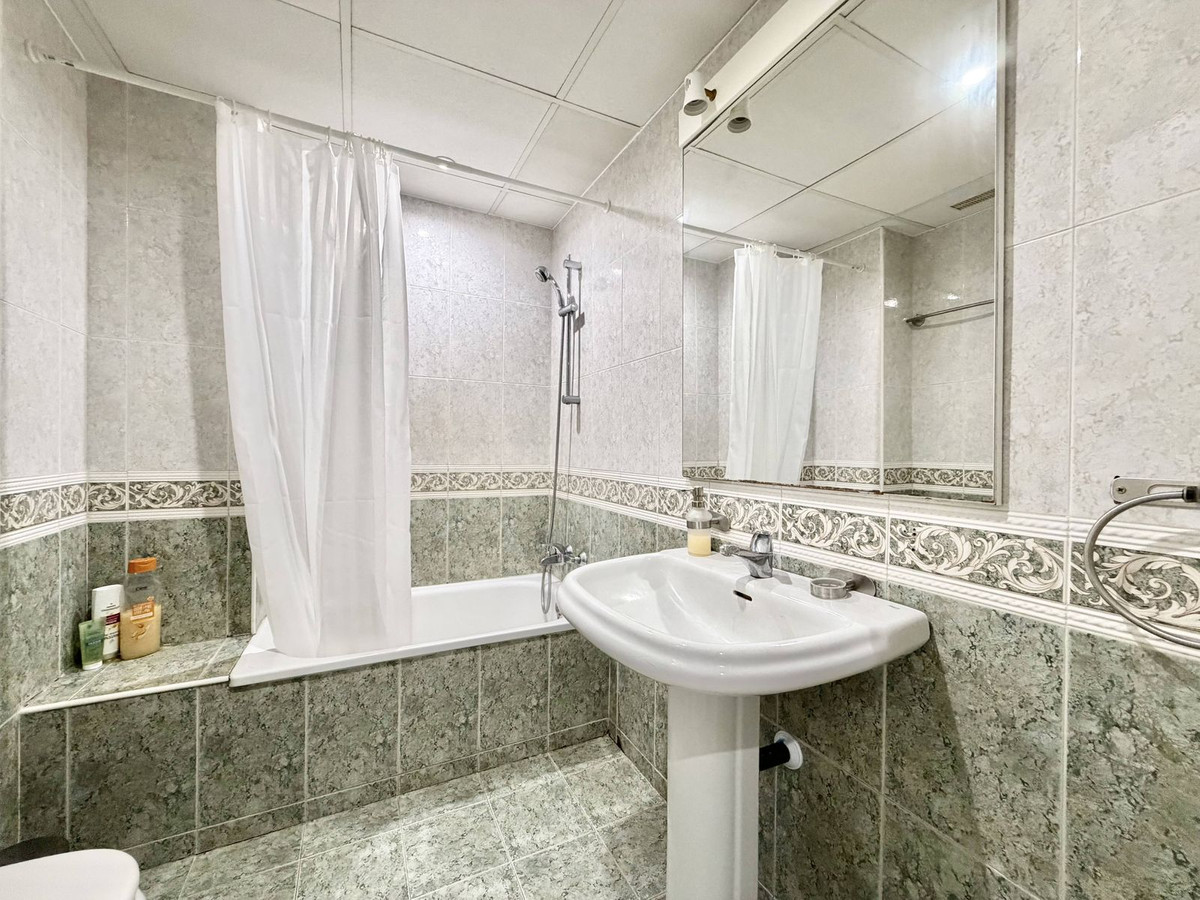 4 Bedroom Apartment in Marbella - Photo 20