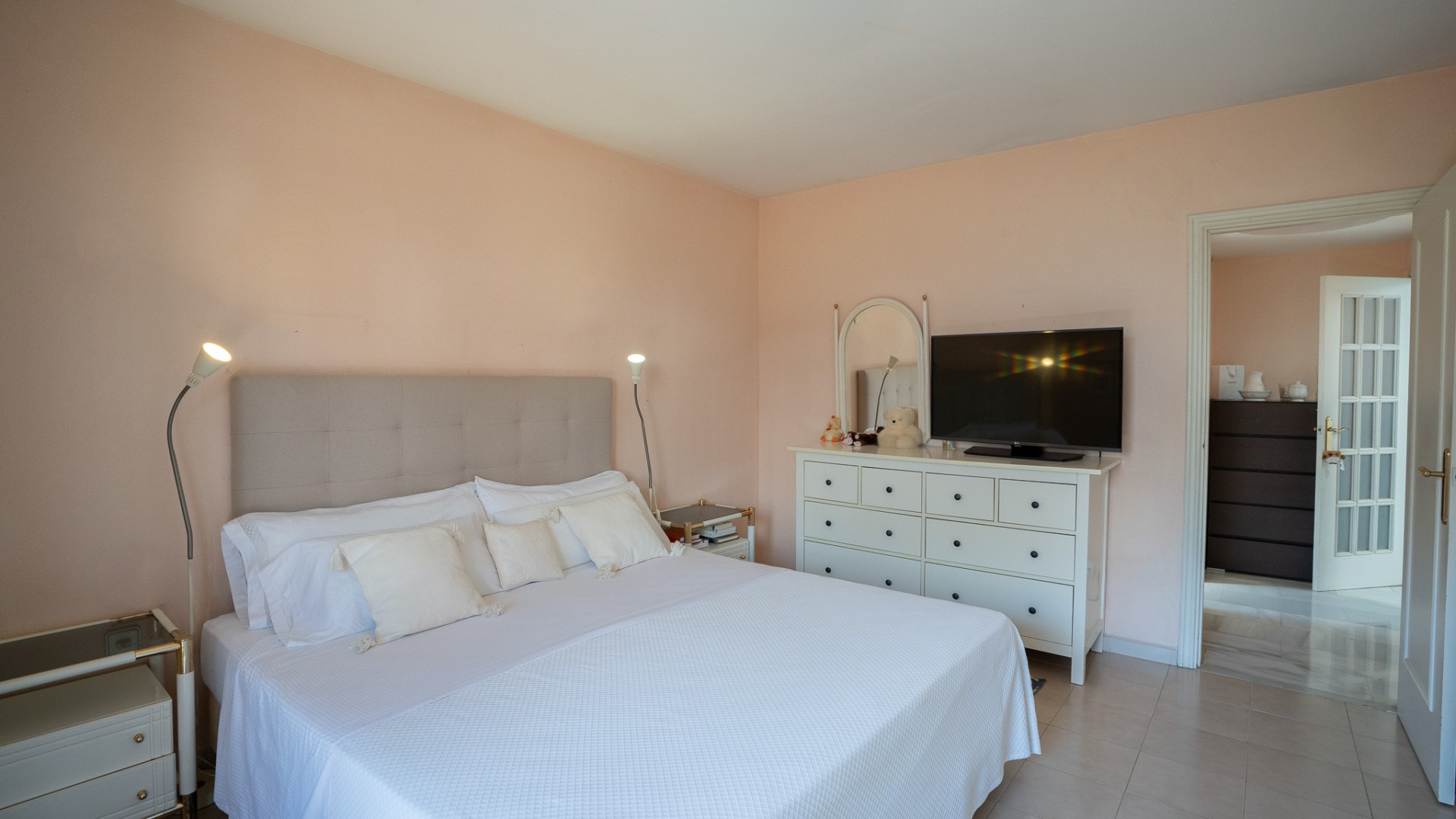4 Bedroom Villa in Marbella - Photo 8