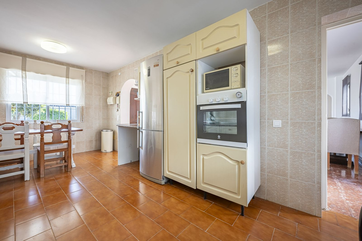 3 Bedroom Villa in Estepona - Photo 12