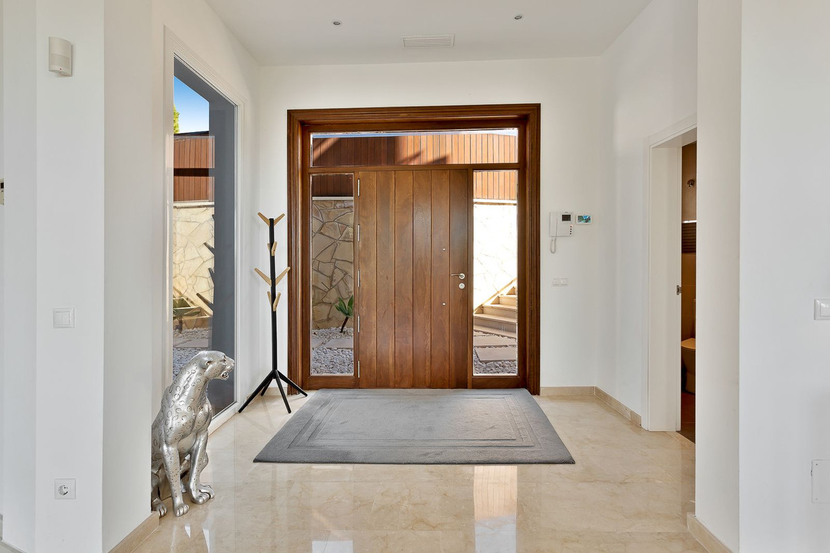 4 Bedroom Villa in Marbella - Photo 4