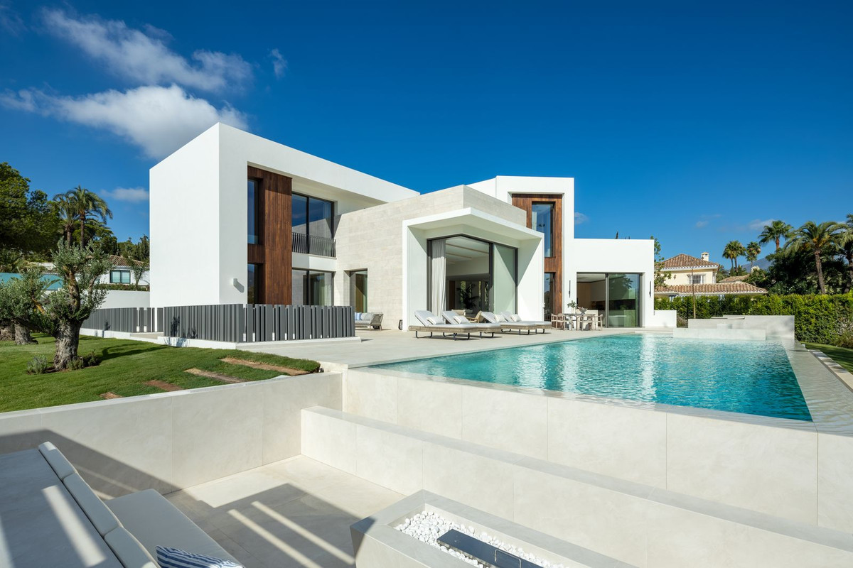 5 Bedroom Villa in Marbella - Photo 4
