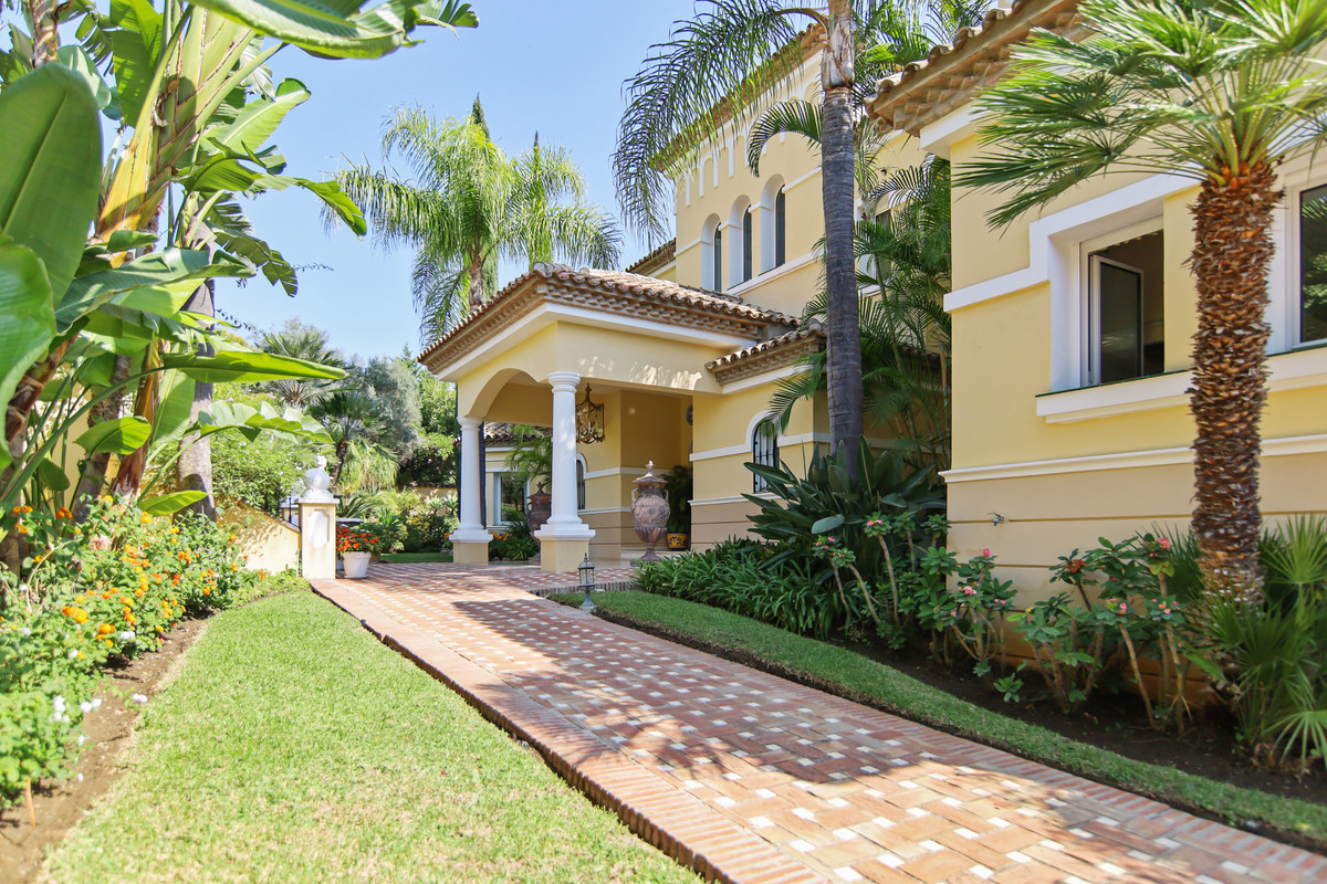 5 Bedroom Villa in Estepona - Photo 6