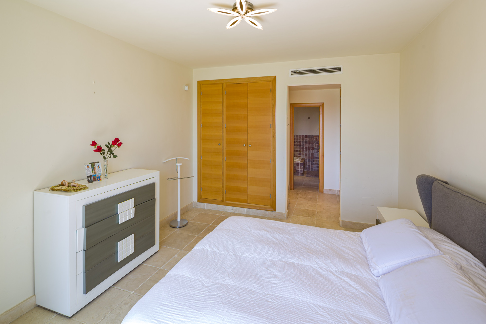 2 Bedroom Apartment in Benahavís - Photo 9