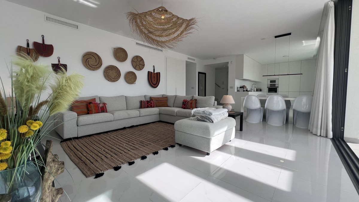 3 Bedroom Penthouse in Estepona - Photo 6