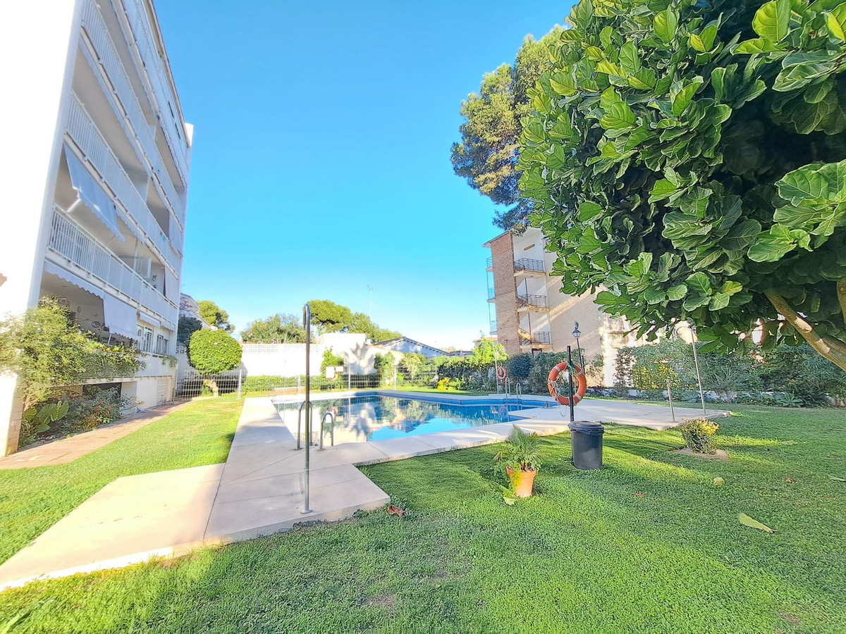1 Bedroom Apartment in Benalmádena - Photo 2