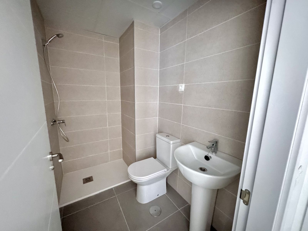 2 Bedroom Apartment in Benalmádena - Photo 12