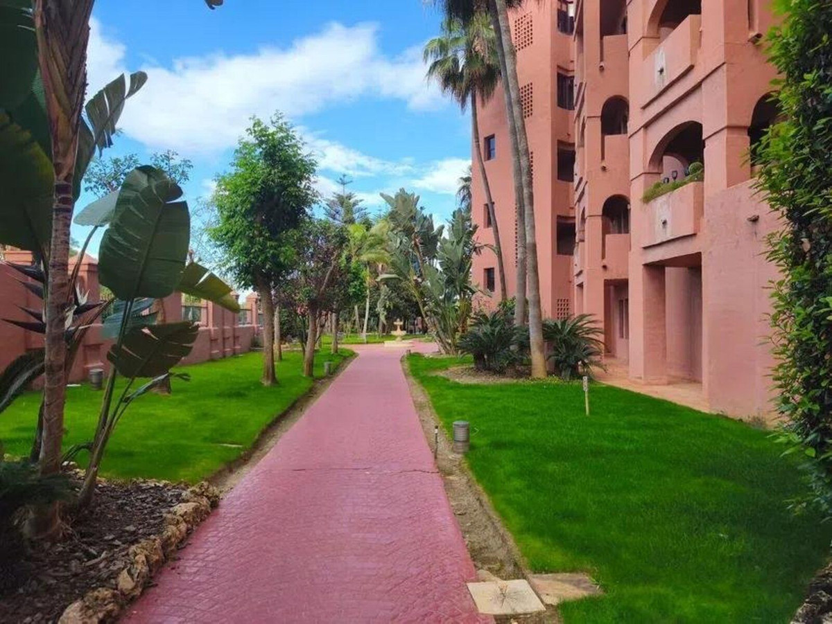 3 Bedroom Apartment in Estepona - Photo 2