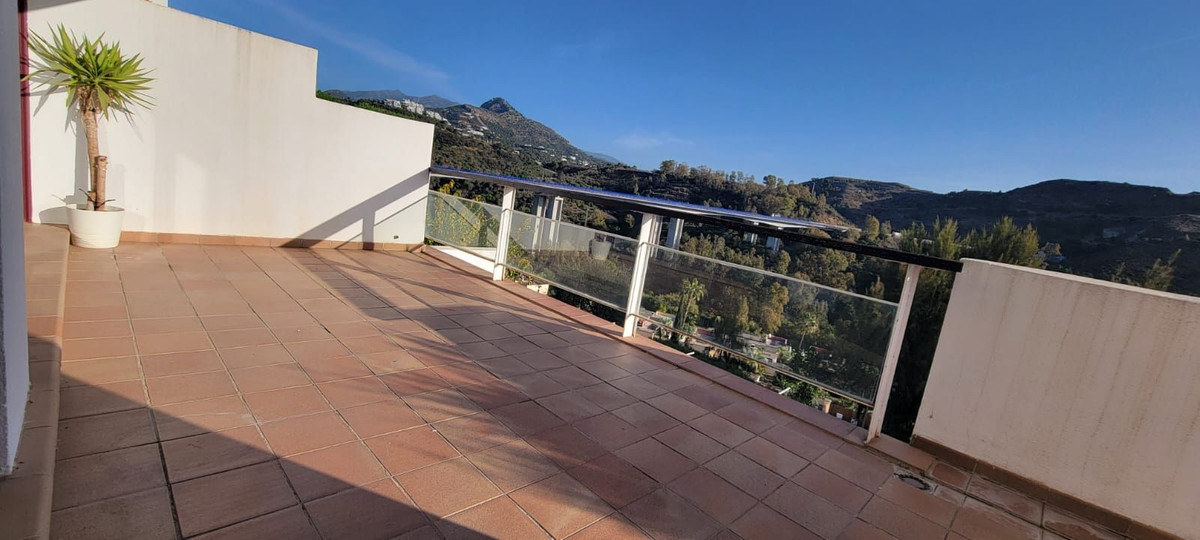 2 Bedroom Apartment in Benahavís - Photo 3
