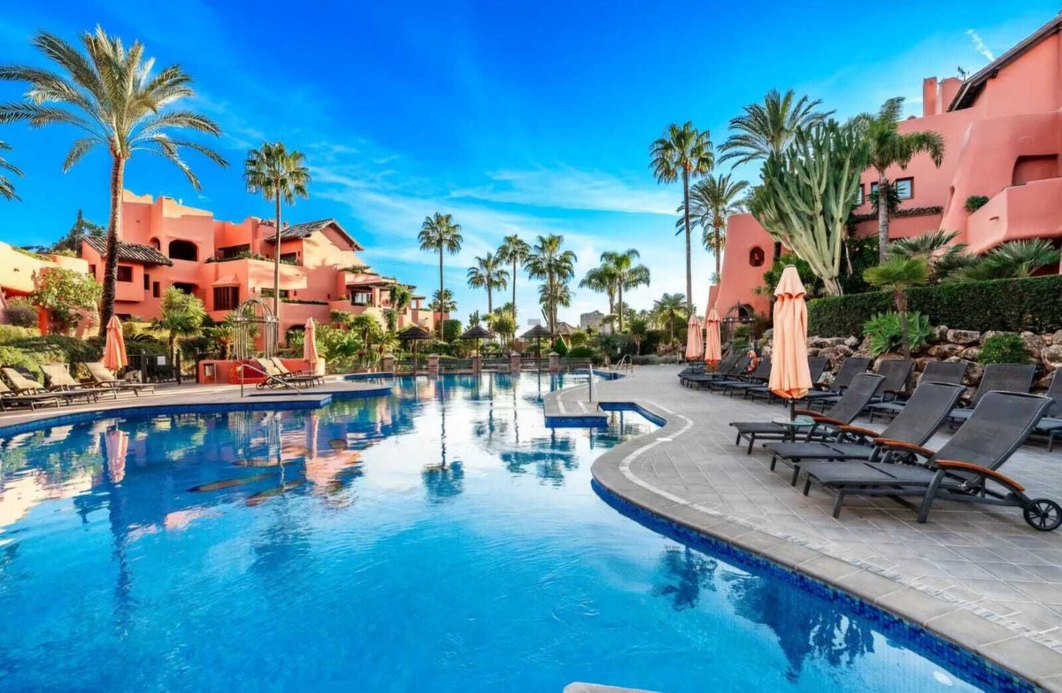 3 Bedroom Penthouse in Estepona - Photo 5