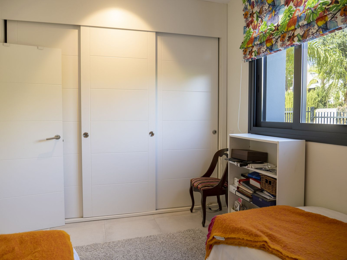 2 Bedroom Apartment in Estepona - Photo 12