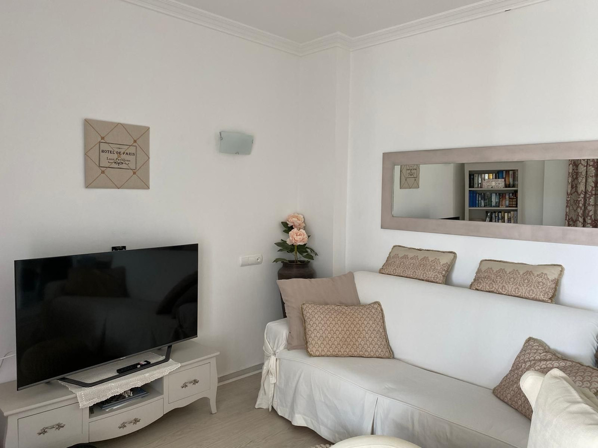 2 Bedroom Penthouse in Estepona - Photo 10