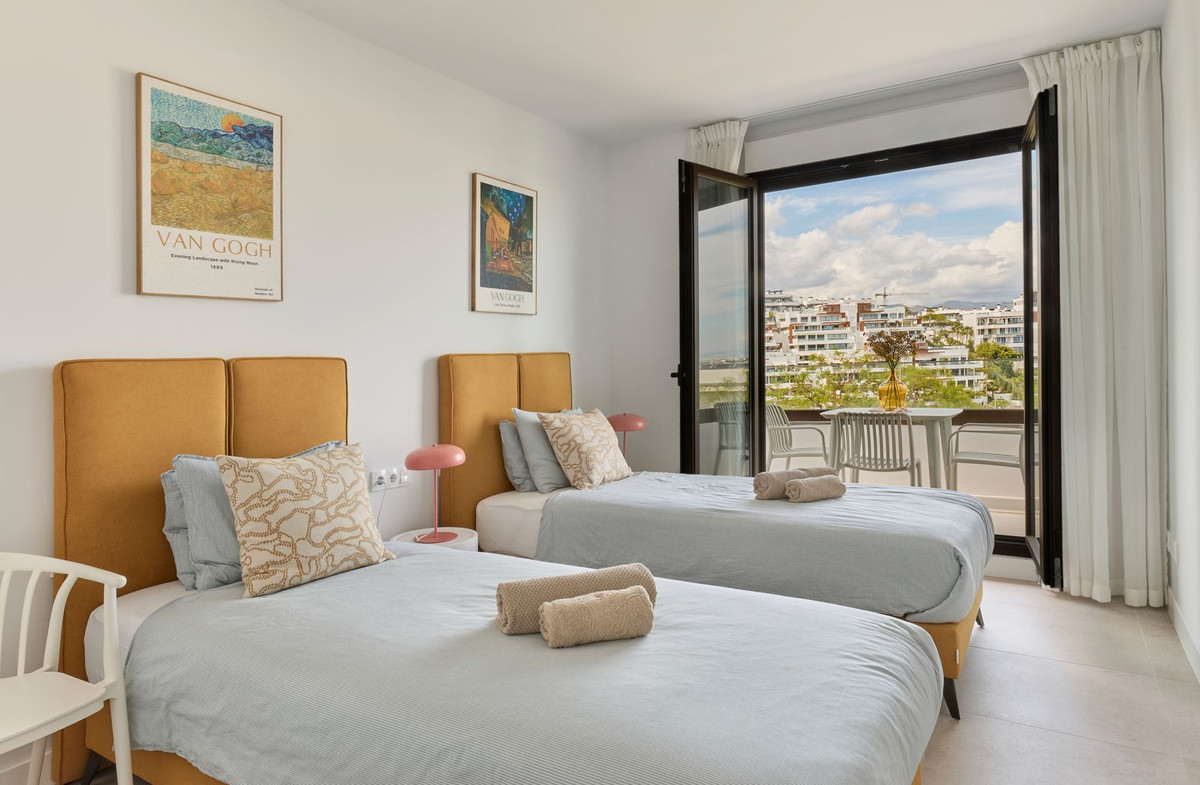 2 Bedroom Apartment in Estepona - Photo 12