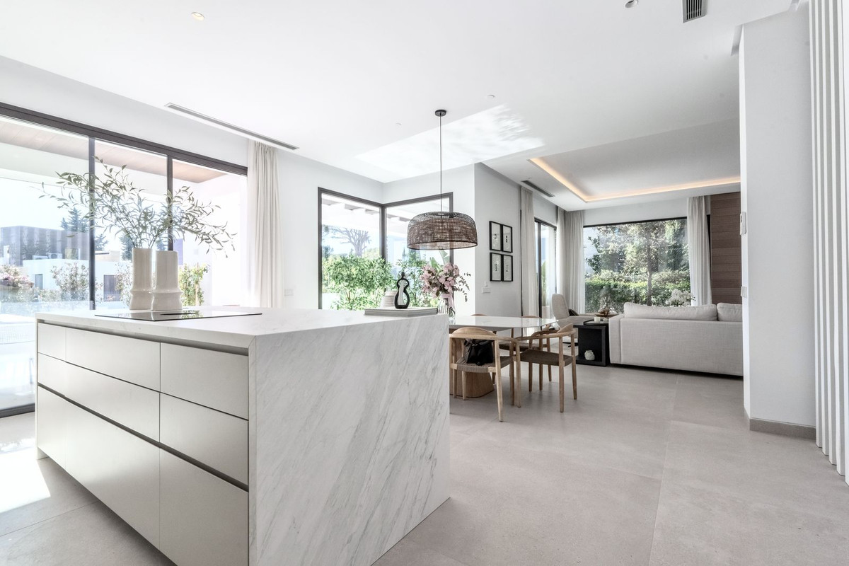 4 Bedroom Villa in Marbella - Photo 8