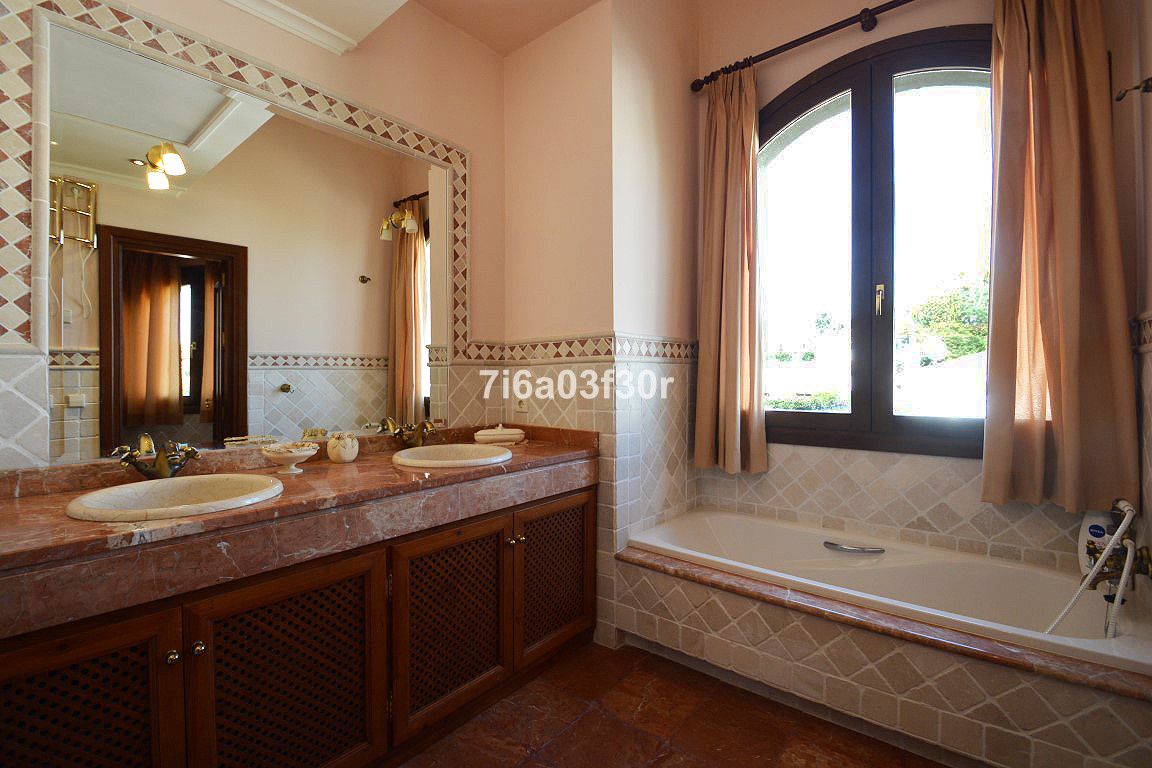 5 Bedroom Villa in Marbella - Photo 35