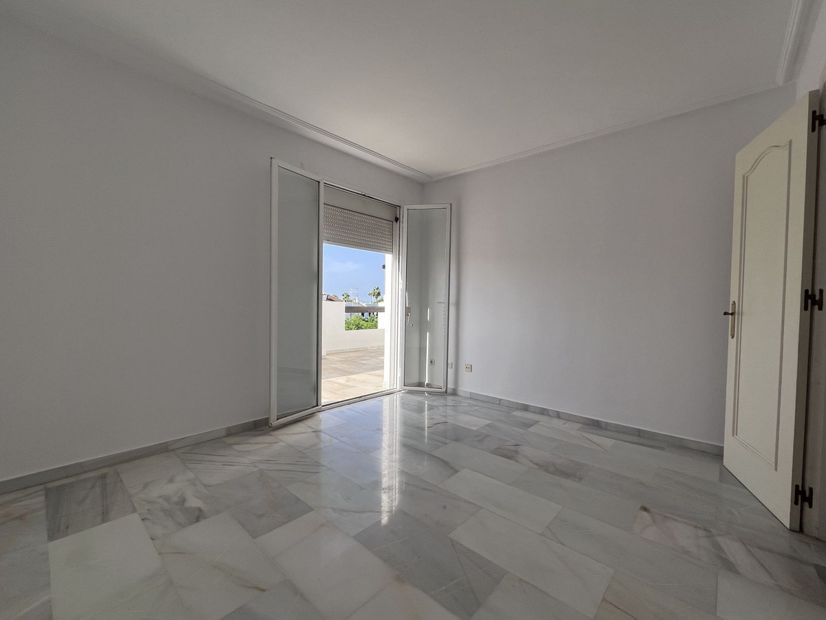 2 Bedroom Apartment in Estepona - Photo 11