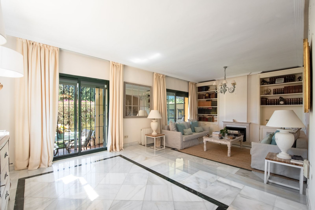 4 Bedroom Townhouse in Marbella - Photo 3
