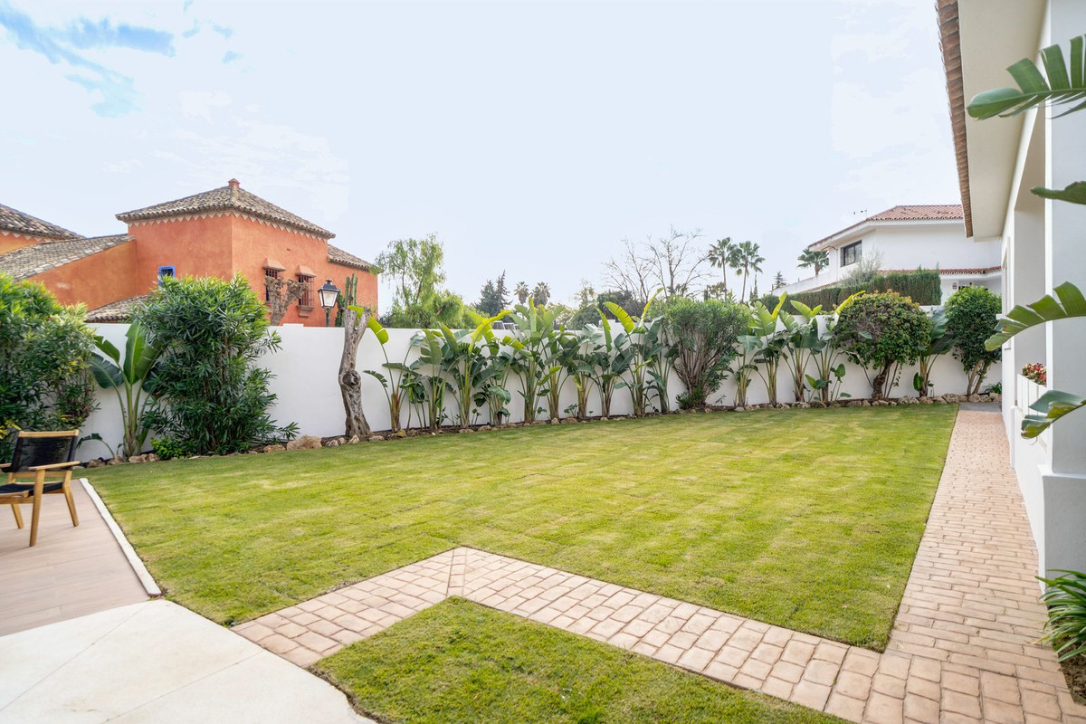 6 Bedroom Villa in Marbella - Photo 46