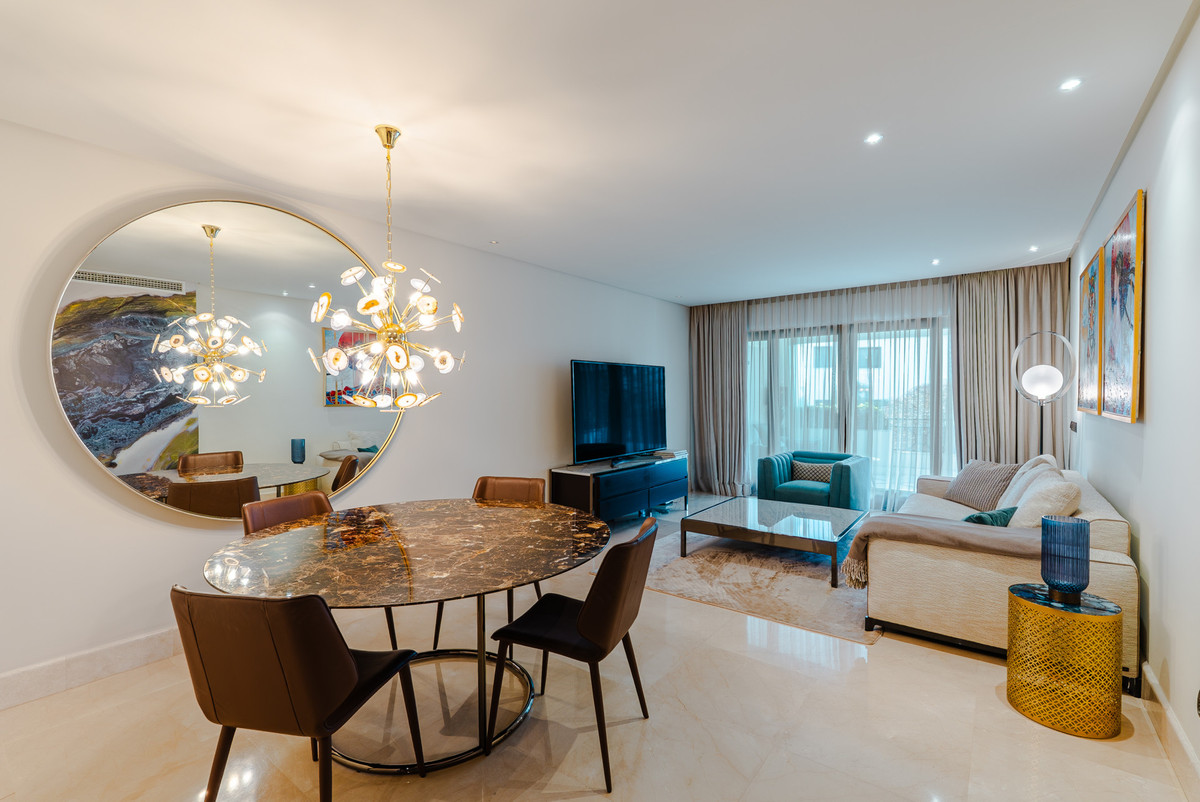 3 Bedroom Apartment in Estepona - Photo 2