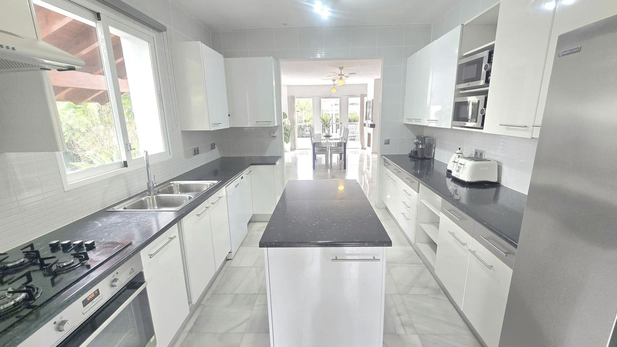 8 Bedroom Villa in Marbella - Photo 11