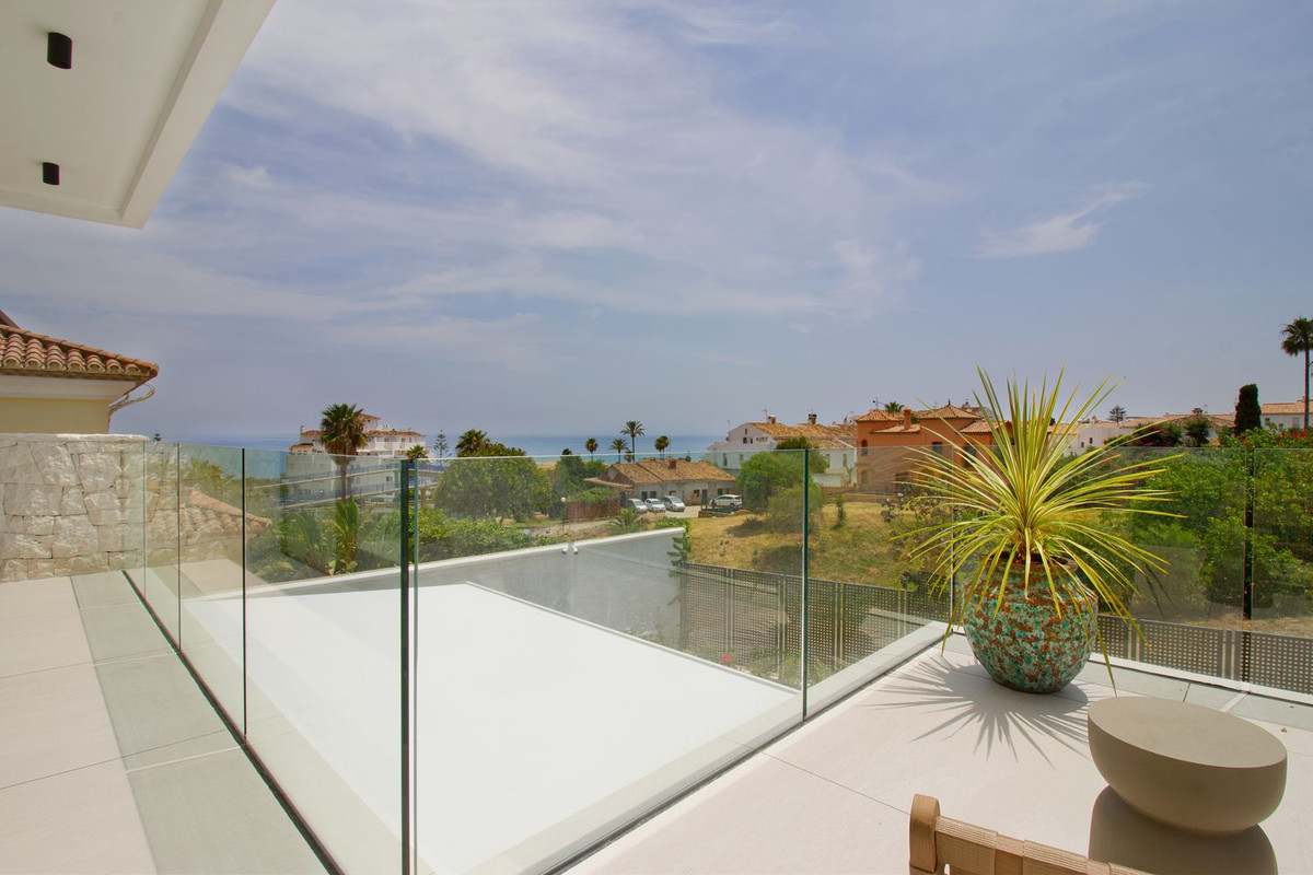 4 Bedroom Villa in Estepona - Photo 29