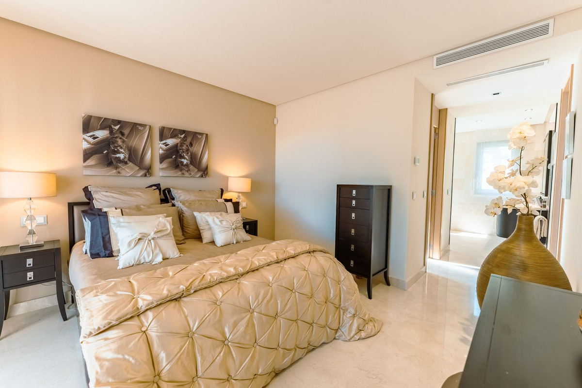 2 Bedroom Apartment in Benahavís - Photo 17