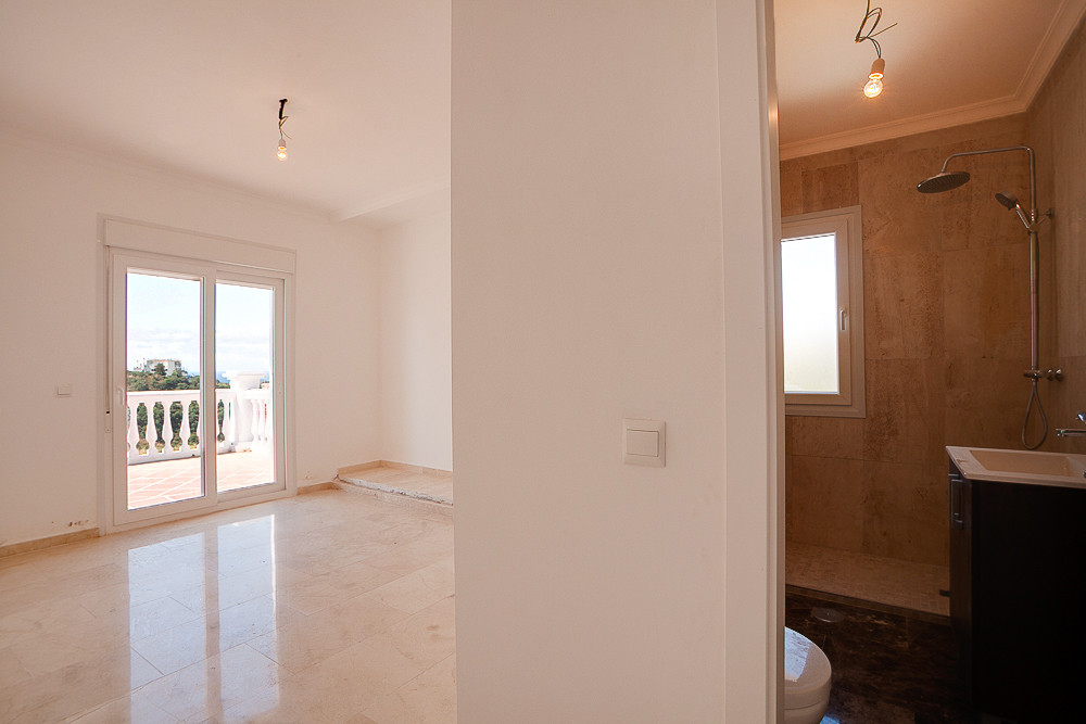 4 Bedroom Villa in Estepona - Photo 8