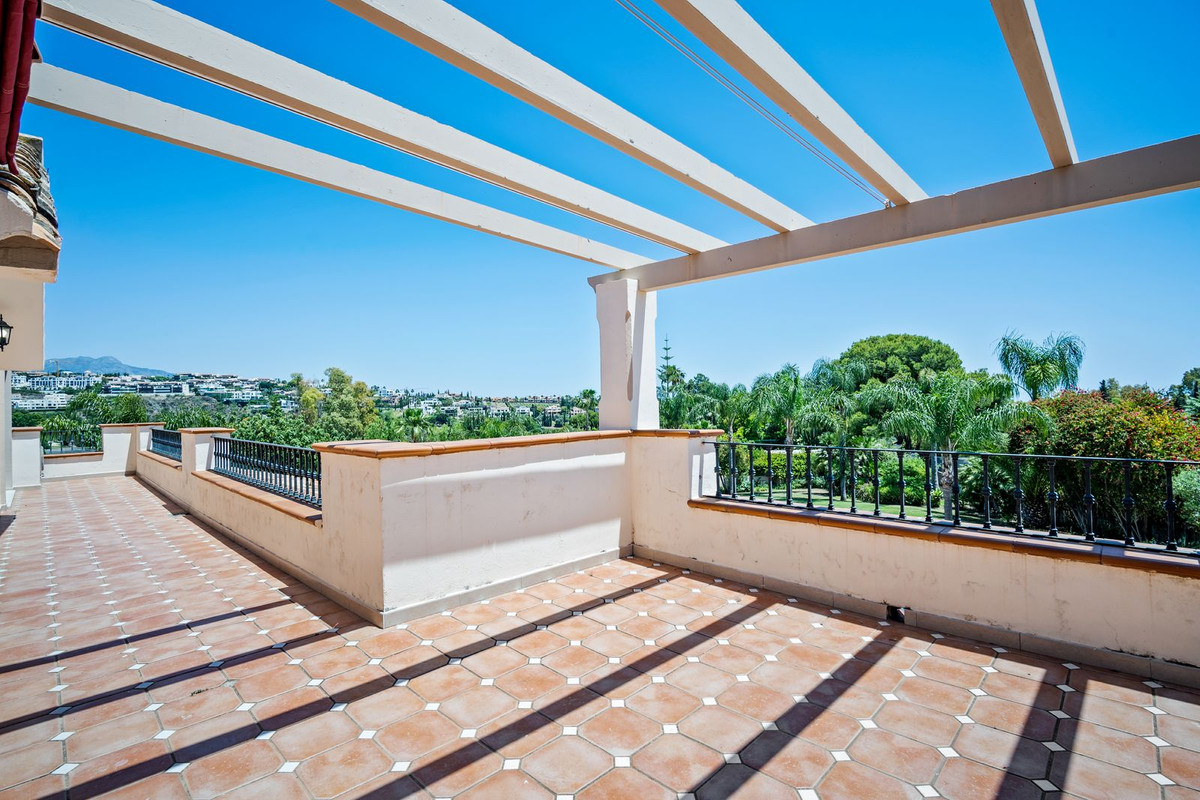9 Bedroom Villa in Estepona - Photo 16