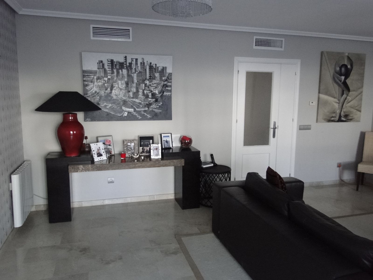 5 Bedroom Townhouse in Estepona - Photo 2