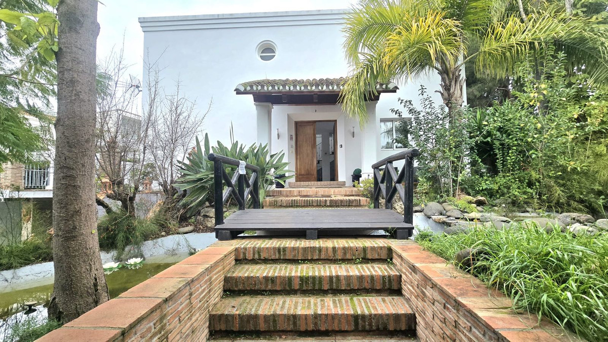 8 Bedroom Villa in Marbella - Photo 40