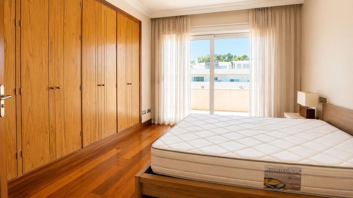 Piso de 4 dormitorios con piscina en Málaga – Foto 19