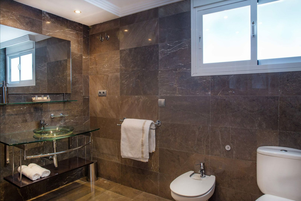 8 Bedroom Villa in Marbella - Photo 18