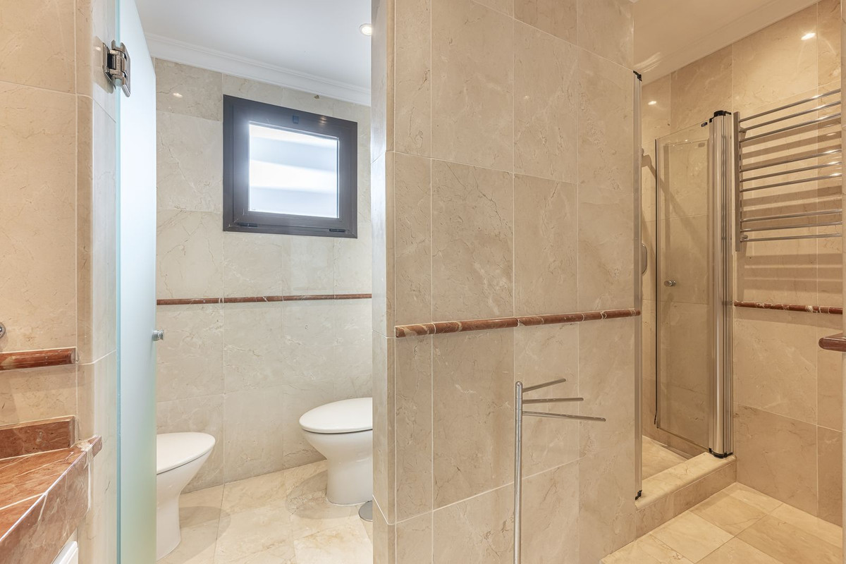 4 Bedroom Penthouse in Estepona - Photo 25