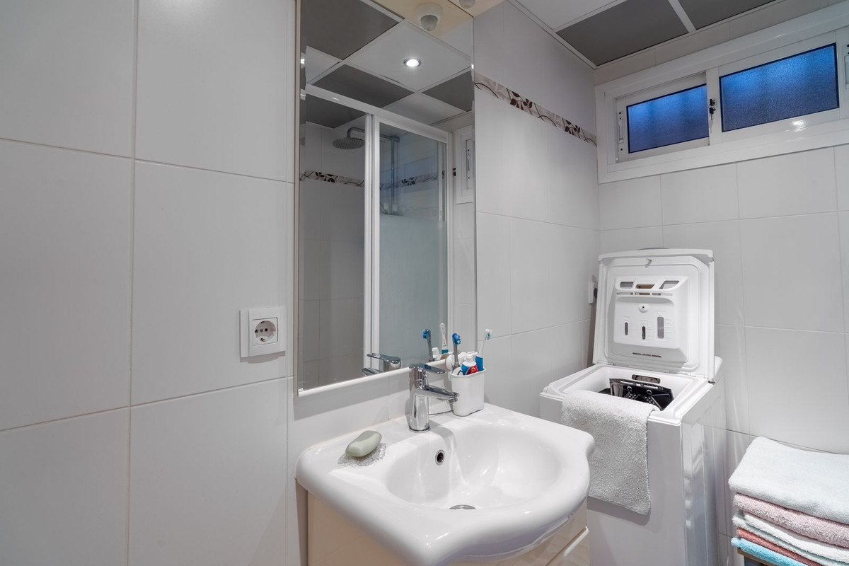2 Bedroom Apartment in Benalmádena - Photo 16