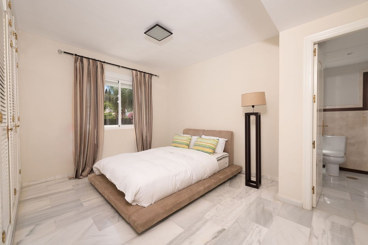 6 Bedroom Villa in Marbella - Photo 24