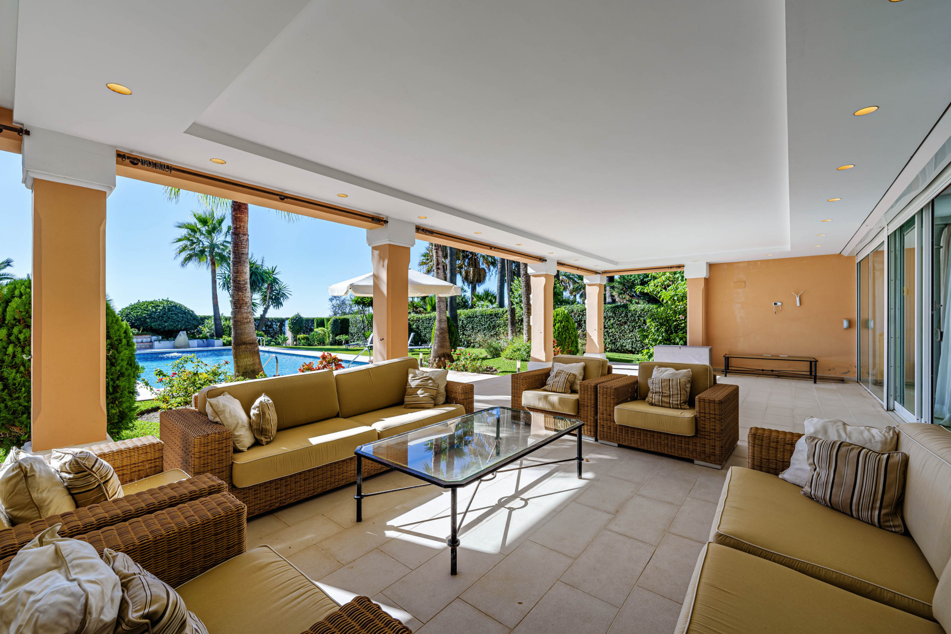 9 Bedroom Villa in Estepona - Фото 2