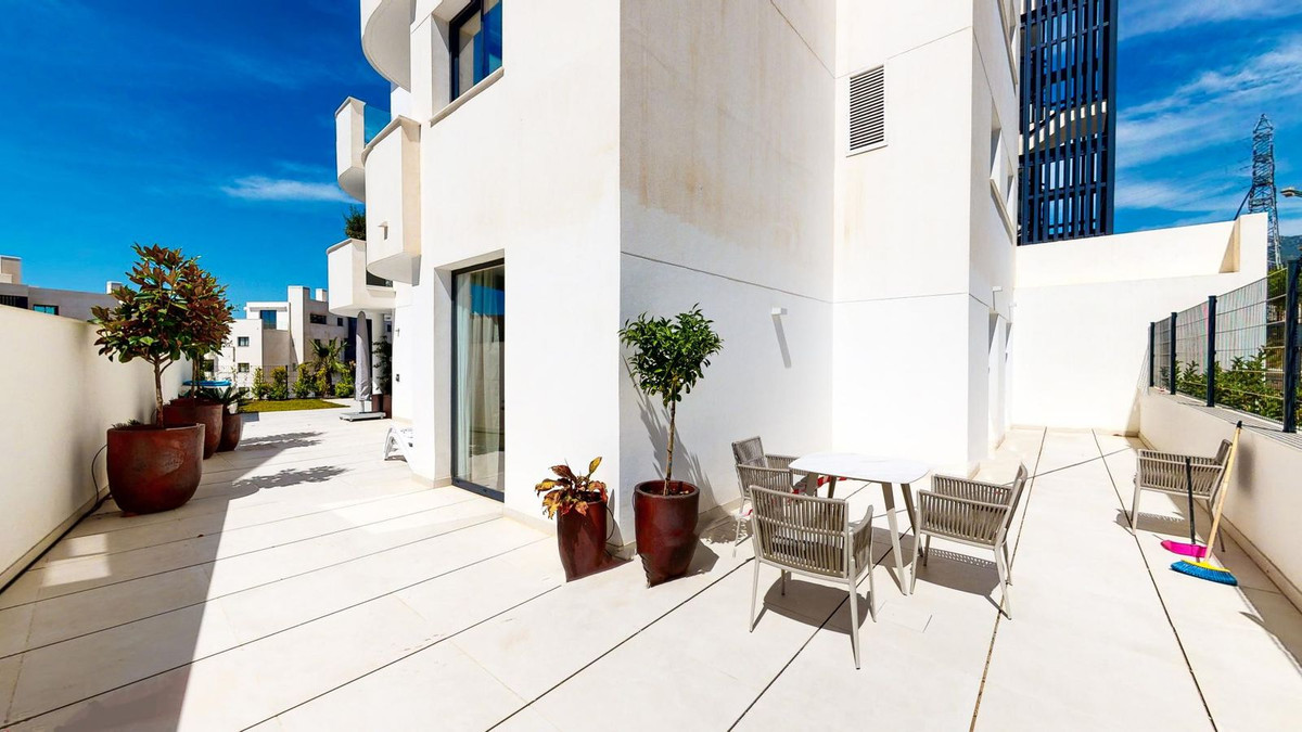 3 Bedroom Apartment in Fuengirola - Photo 3